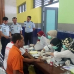 Petugas Dinkes mengambil sampel darah salah satu WBP saat screening TB-HIV.