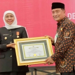 Gubernur Khofifah saat menerima penghargaan dan Pin 9 Windu Kemerdekaan RI dari DHD PK 45.