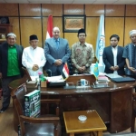 Dari Kiri ke kanan: Qadhafi (General Manajer Indomie cabang Mesir), Joko Pitono (jurnalis), Dr Mauhiburrohman (Rektor IKHAC), Syaikh Dr Yusri Sayeed Jabir Al Hasan, KH Asep Saifuddin Chalim, Dr Fadly Usman, Syaikh Abdullah (mudir tasawuf dari Riyadh). Tampak juga Faiq dan Iqbal (keduanya mahasiswa magister di Al Azhar). foto: istimewa/bangsaonline.com