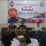 Acara Edukasi Literasi Digital di Ponpes Al Waritsin Pegantenan. (foto: ist)