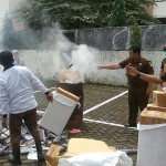 Kejari Gresik ketika membakar barang bukti narkoba dan rokok ilegal. foto: syuhud/bangsaonline