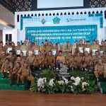 Para kepala desa pose bersama usai menerima penghargaan Desa Mandiri, Senin (6/3/2023). Foto: Mustain/BANGSAONLINE.com