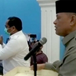 Tampak saat Jenderal (purn) TNI Gatot Nurmantyo pidato tiba-tiba seorang polisi (berbaju putih) naik ke tas panggung minta agar acara KAMI yang berlangsung di Penginapan Jabal Nur di kawasan Jambangan Surabaya dihentikan, Senin (28/9/2020). foto: WA/ bangsaonline.com