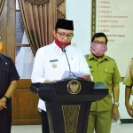 Bupati Ngawi Budi Sulistyono, saat mengumumkan 8 PDP yang negatif Covid-19 kepada media, Selasa (14/4).