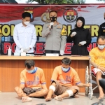 Dari kiri: Wakapolres Kediri Kompol Anggi Saputra Ibrahim, Kasat Reskrim Iptu Riskika, Kapolres Kediri AKBP Lukman Cahyono (pegang mik) dan Kasubbag Humas Polres Kediri AKP Ratmoko Budi saat menggelar jumpa pers berikut para tersangka. foto: ist.