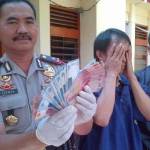 Polisi membeber bukti uang hasil judi. (foto: rusmiyanto/BANGSAONLINE)