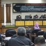 Bupati Tuban, H. Fathul Huda saat memberikan nota penjelasan terhadap rancangan kebijakan umum APBD tahun anggaran 2017 dan prioritas serta plafon anggaran sementara tahun anggaran 2017. foto: SUWANDI/ BANGSAONLINE