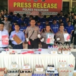 Kapolres Pasuruan sedang menunjukan barang bukti berikut para tersangka, di halaman Mapolres Pasuruan, Selasa (31/10). Foto: ANDY F/BANGSAONLINE