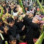 Bupati Azwar Anas saat perang-perangan bersama anak-anak menggunakan senapan pelepah pisang.