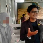 
Kuasa hukum korban Tajol Arifin bersama korban ER.