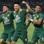 Pemain persebaya melakukan selebrasi. Foto : ANTARA FOTO/MOCH ASIM