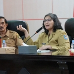 Wali Kota Kediri Zanariah didampingi Kepala Dinas Kominfo Kota Kediri Apip Permana, saat memberi sambutan (dok. Ist)