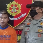 Dendy Saputro, tersangka pencuri spesialis ponsel di jok sepeda motor saat diamankan di Mapolsek Kras. foto: ist.