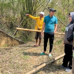 Anggota DPRD Sampang dan Kabid Pengelolaan Sungai DPUPR saat melihat kondisi embung di Kedungdung. Foto: MUTAMMIM/ BANGSAONLINE