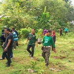 Gerakan tanam pohon oleh Kesbangpol dan seluruh parpol di seputar Makam Kanjeng Jimat, bupati pertama Kabupaten Trenggalek. foto: HERMAN/BANGSAONLINE