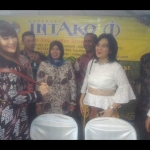 CANTIK: Artis Inul Daratista, Bupati Sidoarjo dan Dirjen IKM saat mencoba tas dalam pembukaan Pasar Kreatif Tanggulangin, Jumat (2/11). foto: MUSTAIN/ BANGSAONLINE