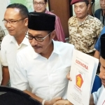 Djoko Susanto (tengah berkacamata) menyerahkan berkas pendaftaran bakal cabup di DPC Gerindra Jember.