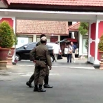 Rumah dinas Wali Kota Blitar di Jalan Soedanco Soeprijadi 18 menjadi sasaran pengeledahan lembaga anti rasuah.