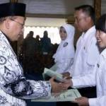 Bupati Sumenep menyerahkan SK untuk 40 CPNS Tahun 2015. foto: faisal/BANGSAONLINE