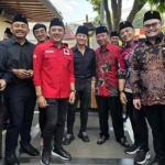 Gus Yani (paling kiri) saat mendampingi Ketum PDIP Megawati Soekarnoputri ziarah di Makam Bung Karno di Bendogerit, Sananwetan, Kota Blitar. Foto: Ist.