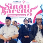 Bupati Kediri Hanindhito Himawan Pramana (kiri) bersama Cak Nun di acara Sinau Bareng Cak Nun di Kawasan SLG Kediri. foto: ist.