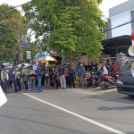 Ratusan massa Tolak Penjajah Ideologi Bangsa (Topi Bangsa) saat demo di depan Kantor Kejari Jember, Kamis (9/6/2022). 