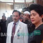 Menteri Kesehetan Menkas, Prof. Dr. dr. Nila Djuwita F. Moeloek didampingi Direktur RSUD Iskak, Dr. Supriyanto saat meninjaui PSC Tulungagung. foto: feri/ BANGSAONLINE