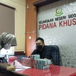 Kejaksaan Negeri Sidoarjo menerima uang pengembalian kerugian negara total sebesar Rp 540 juta dari keluarga Bambang Sugeng.