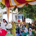 Ketua DPC PKB Bangkalan Syafiuddin memberikan bantuan seragam kepada Fatayat dan Muslimat Nahdatul Ulama (NU) Kec. Tanah Merah, Kab. Bangkalan, Jumat (24/12/2021).