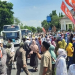 Ratusan jamaah haji  saat tiba di Alun-Alun Situbondo.