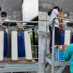 Lima Mahasiswa Universitas Brawijaya saat memasang alat untuk mengolah air sungai agar layak konsumsi menggunakan metode simple water treatment.