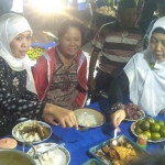 Khofifah ketika berada di tengah-tengah pedagang tradisional Bojonegoro.