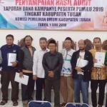 Foto bersama jajaran KPU, Bawaslu, serta perwakilan parpol setelah penyampaian hasil audit laporan dana kampanye peserta pemilu 2019 tingkat Kabupaten Tuban.