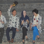 Bupati Arifin dan Istri bersama Tim CLC FTI saat berada di Hutan Kota Trenggalek.