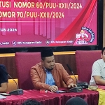 Ketua KPU Kabupaten Kediri, Nanang Qosim (tengah) saat menggelar jumpa Pers di Kantor KPU setempat, Sabtu malam (24/8/2024). Foto: Muji Harjita/BANGSAONLINE