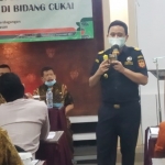 Disperindag Pamekasan dan Kantor Bea Cukai Madura saat melakukan sosialisasi perundang-undangan cukai kepada para pelaku industri dan pedagang pasar.