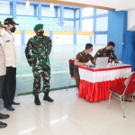 Bupati Yuhronur dan Kapolres AKBP Miko Indrayana saat melihat langsung sidang prokes di tempat.