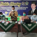 Anggota DPRD Gesik dari PAN Mustajab ketika public hearing soal raperda inisiatif tentang retribusi pelayanan persampahan dan kebersihan. foto: SYUHUD/ BANGSAONLINE.com