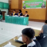 Simulasi pengadilan yang diperankan oleh siswa-siswi MTsN I Trenggalek. foto: HERMAN/BANGSAONLINE