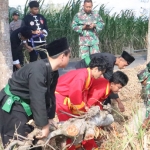 TNI-Polri dan anggota perguruan silat serta Pramuka bergotong royong bersih-bersih lingkungan.