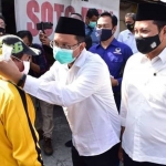 PEDULI : Ahmad Muhdlor Ali (Gus Muhdlor) didampingi Subandi membagikan masker usai mengikuti deklarasi Pilkada Damai, 10 September 2020 lalu. (foto: ist).