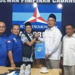 Bacabup Asluchul Alif saat menerima surat tugas dari DPP Demokrat Foto: SYUHUD/ BANGSAONLINE