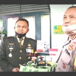 Kapolresta Banyuwangi Kombes Pol. Arman AS memberikan kue ulang tahun kepada Dandim 0825 Banyuwangi, Letkol Inf Yuli Eko Purwanto di Makodim.