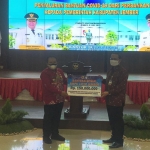 Bantuan uang senilai 150 juta rupiah secara simbolis diserahkan oleh Ketua BMPD Jember Hestu Wibowo kepada Bupati Jember Hendy Siswanto di Pendopo Wahyawibawagraha, Kamis (8/7/2021).