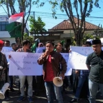 Puluhan massa HMI melakukan demo dan selanjutnya audiensi dengan Kapolres Pamekasan di ruang Satria Bayangkara Mapolres Pamekasan.