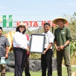 Pj Wali Kota Kediri, Zanariah, saat menyerahkan sertifikat kompetensi BNSP Juleha. Foto: Ist