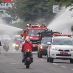 Penyemprotan disinfektan di Kota Trenggalek. foto: HERMAN/ BANGSAONLINE