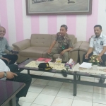 Satpol PP Kota Malang saat memeriksa berkas atau dokumen kelengkapan perizinan milik Joyo Agung Market Merjosari di kantor Satpol PP, Selasa (04/02). foto: IWAN IRAWAN/ BANGSAONLINE