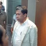 Fahri Hamzah saat bersitegang dengan penyidik KPK yang akan menggeledah ruang FPKS. foto: kompas