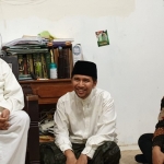 Wagub Jatim, Emil Elestianto Dardak saat sowan ke KH. Muhammad Rofii Baidhowi, ulama kharismatik pengasuh Pesantren Al-Hamidy, Banyuanyar, Pamekasan. Foto : istimewa